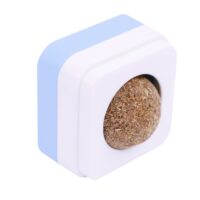 כדור קטניפ ירוק נדבק לקיר אמפט